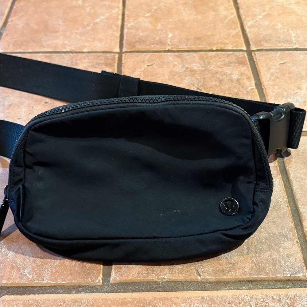 Lululemon Everywhere Belt Bag